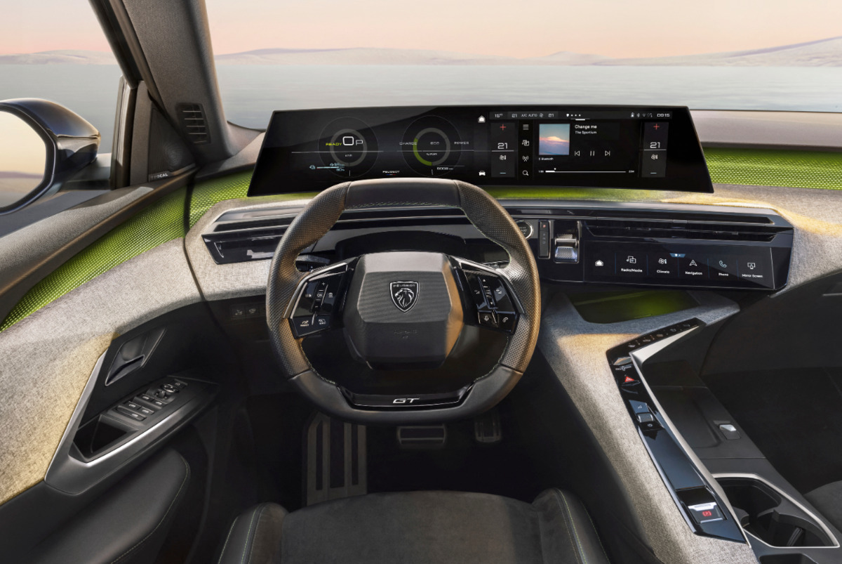 Peugeot E-5008 interior 