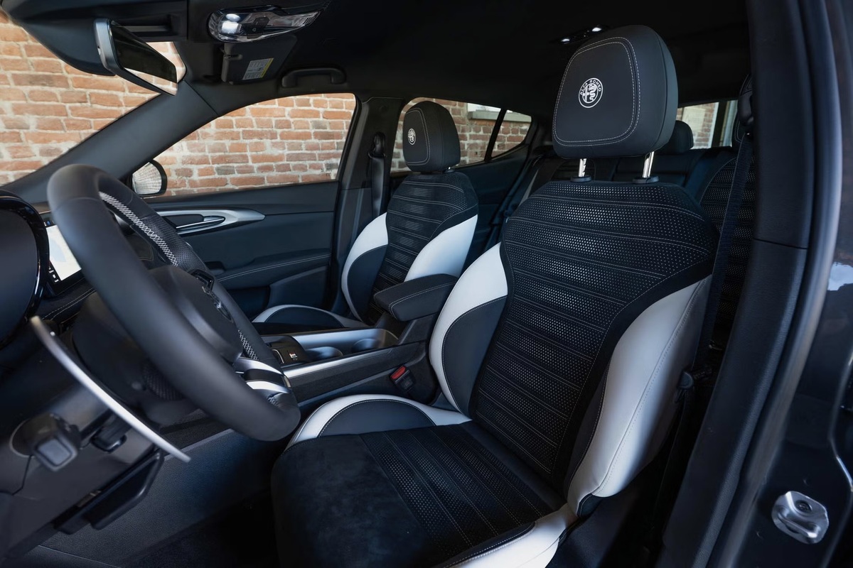 Alfa Romeo Tonale interior 