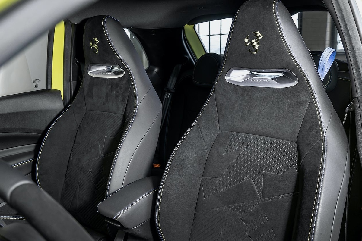 Abarth 500e interior 