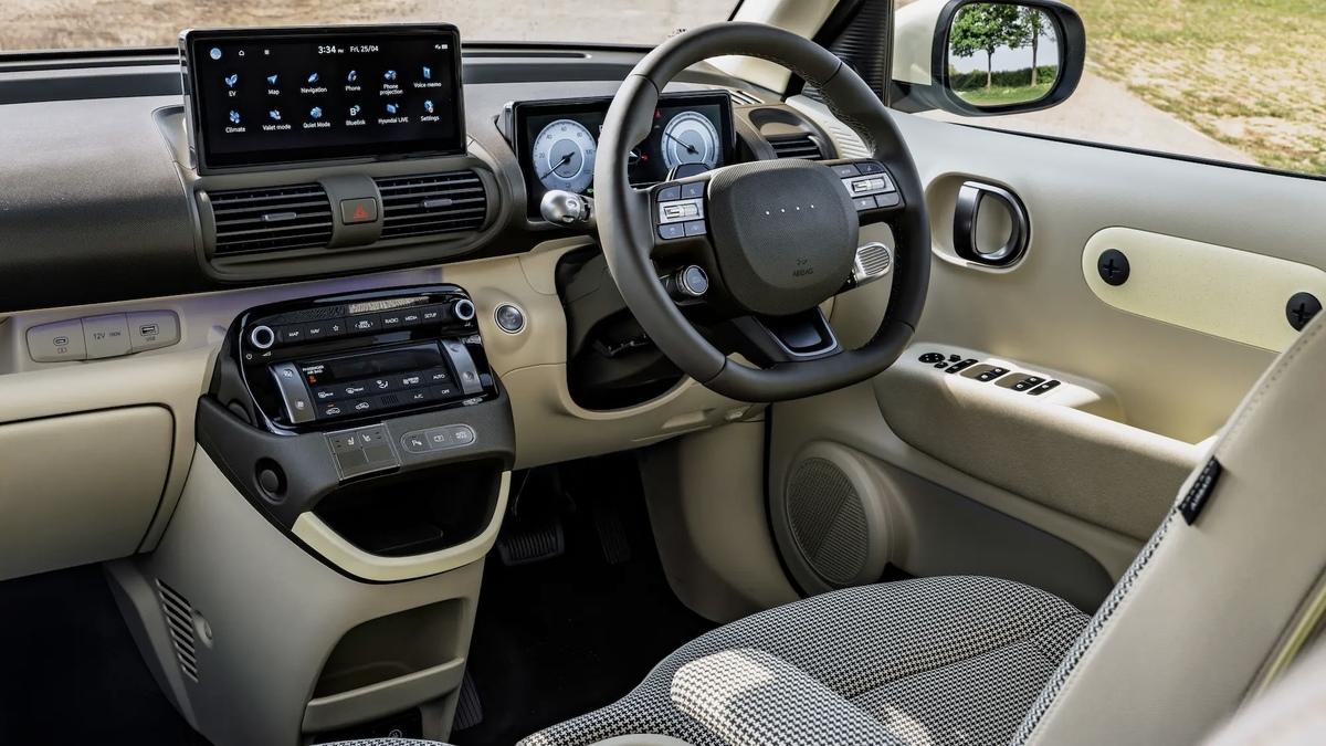 HYUNDAI INSTER interior 