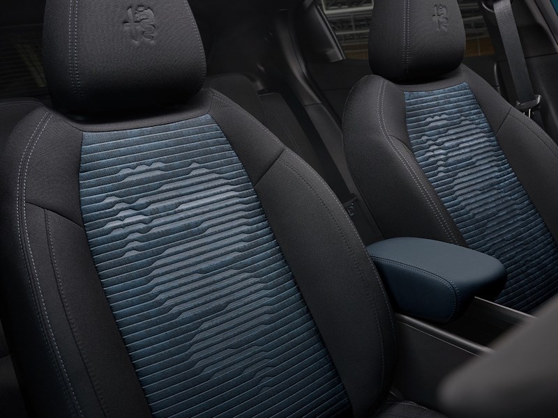 Alfa Romeo Junior Ibrida seats 