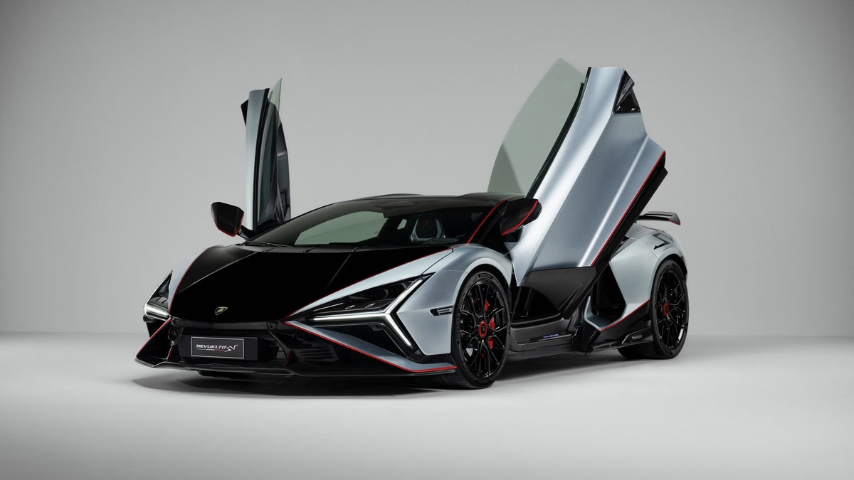Lamborghini представи Revuelto SV на The Quail