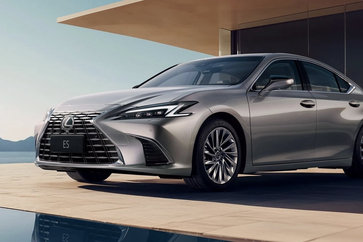 Lexus ES 300h (2025)