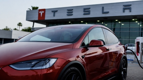 Tesla изтегля близо 3 милиона коли в Китай заради риск при аварийно отваряне на вратите
