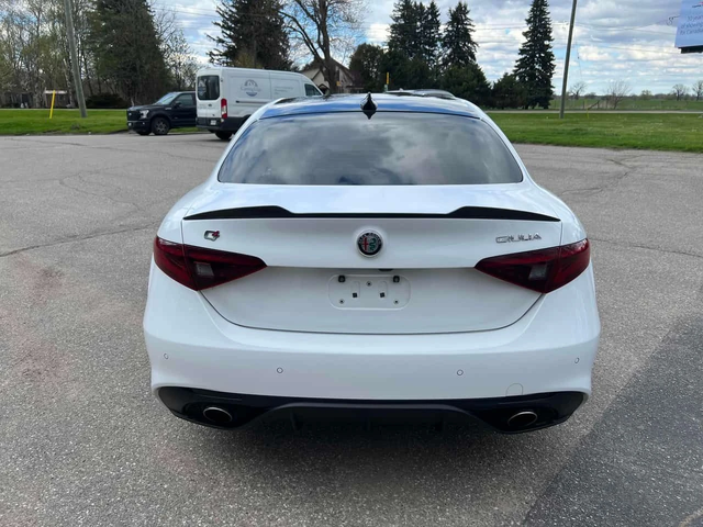 Alfa Romeo Giulia * Q4 * ПОДГРЕВ * NAVI * ZF8 - автомобили, коли, обяви за нови и употребявани 3