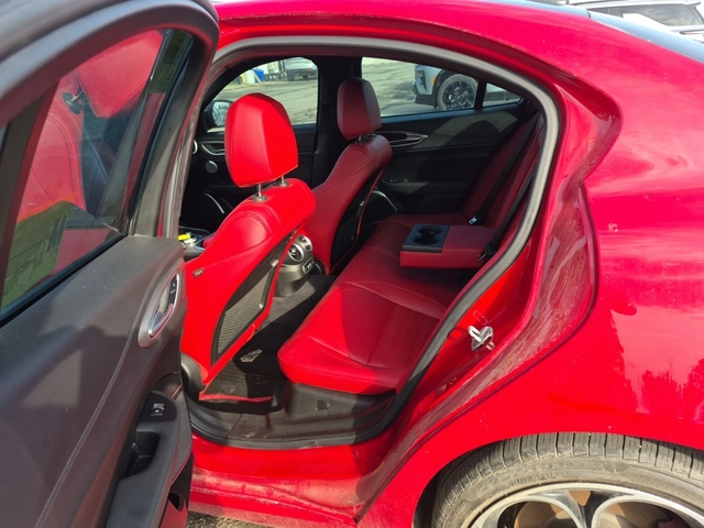 Alfa Romeo Giulia VELOCE/AWD/H&K/Distronic/RED Interior - автомобили, коли, обяви за нови и употребявани 9