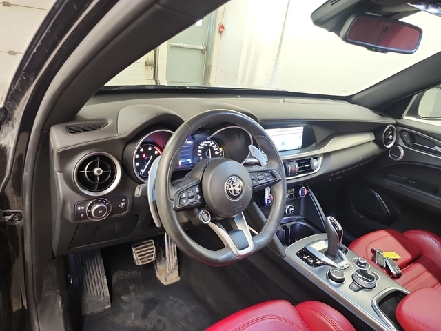 Alfa Romeo Giulia Veloce/AWD/H&K/Pano/Distronic/Red Interior - автомобили, коли, обяви за нови и употребявани 12