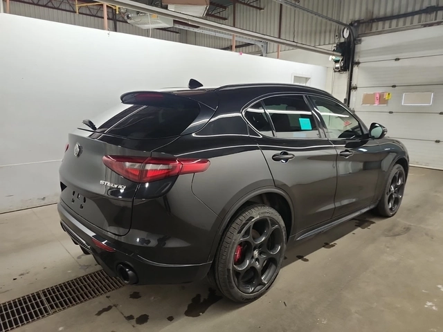 Alfa Romeo Giulia Veloce/AWD/H&K/Pano/Distronic/Red Interior - автомобили, коли, обяви за нови и употребявани 3