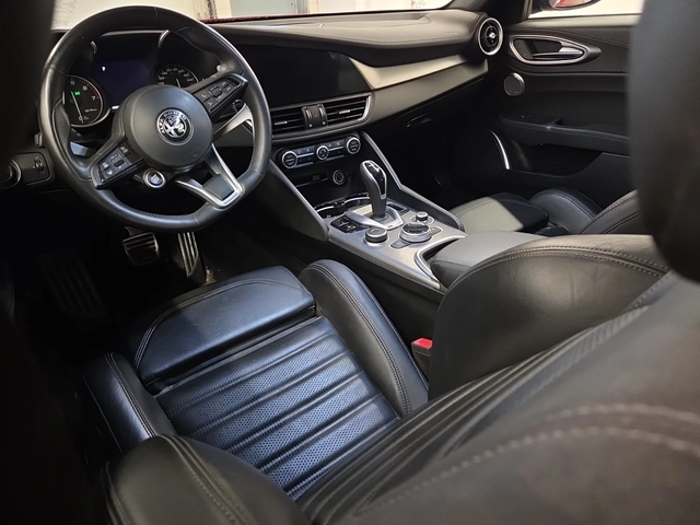 Alfa Romeo Giulia VELOCE/AWD/H&K/Distronic/Pano - автомобили, коли, обяви за нови и употребявани 12
