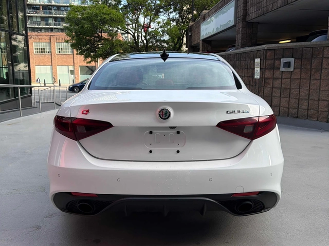 Alfa Romeo Giulia VELOCE/AWD/H&K/Distronic - автомобили, коли, обяви за нови и употребявани 4