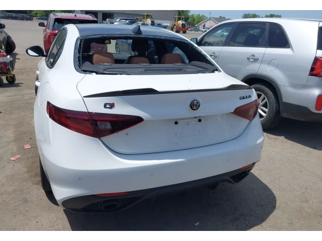 Alfa Romeo Giulia Q4 TI SPORT - автомобили, коли, обяви за нови и употребявани 11