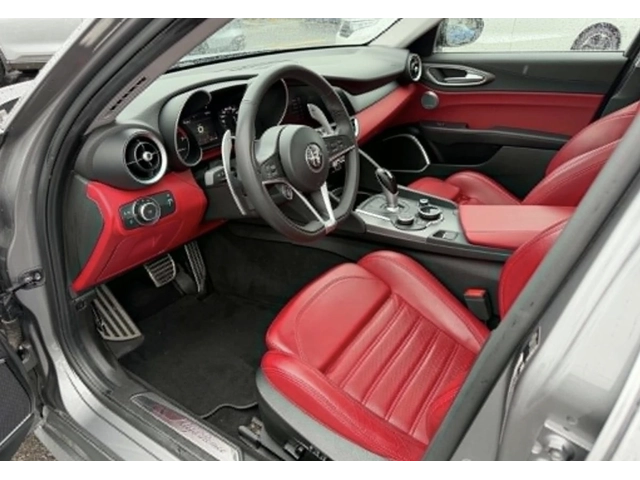 Alfa Romeo Giulia Ti berline sport Q4 / HARMAN KARDON / ПАНОРАМА / - автомобили, коли, обяви за нови и употребявани 11