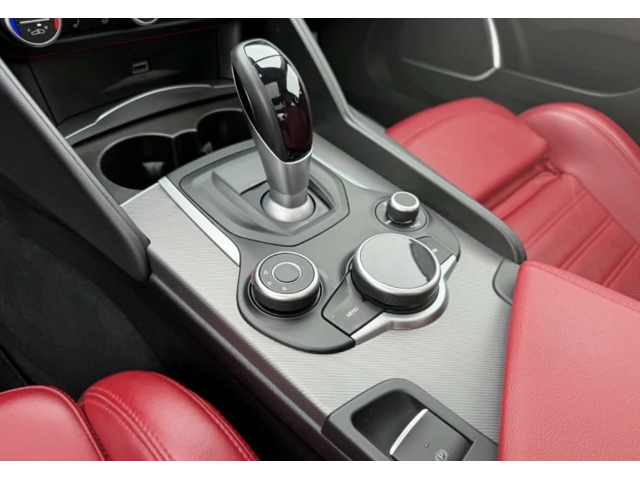 Alfa Romeo Giulia Ti berline sport Q4 / HARMAN KARDON / ПАНОРАМА / - автомобили, коли, обяви за нови и употребявани 15