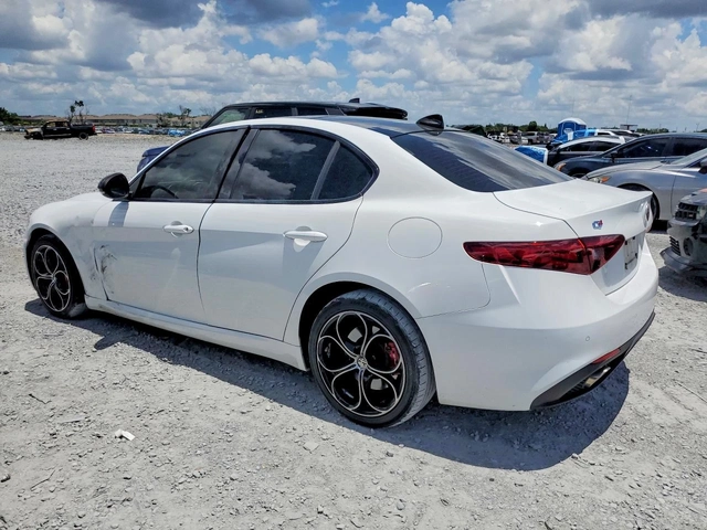 Alfa Romeo Giulia AWD* Q4* ПОДГРЕВ* ПАНОРАМА* КАМЕРА* KEYLESS* - автомобили, коли, обяви за нови и употребявани 4