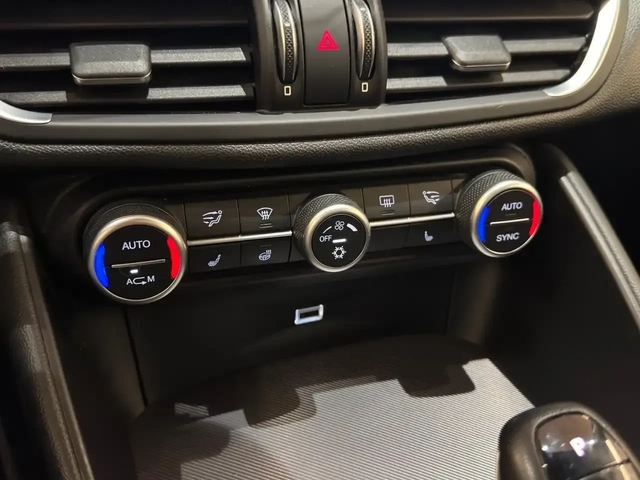 Alfa Romeo Giulia Ti AWD* ДИСТРОНИК* ЕДИН СОБСТВЕНИК* ОТ ОФИЦ.ДИЛЪР - автомобили, коли, обяви за нови и употребявани 9
