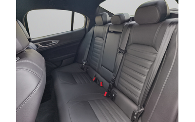 alfa-romeo-giulia-veloce-2-0-petrol-280-hp-at8-q4 - 3