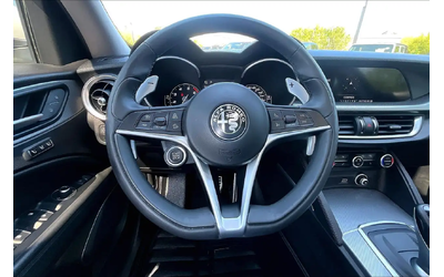 alfa-stelvio-sport-heated-leather-panoroof-safetytech-awd-all-wheel-drive - 4