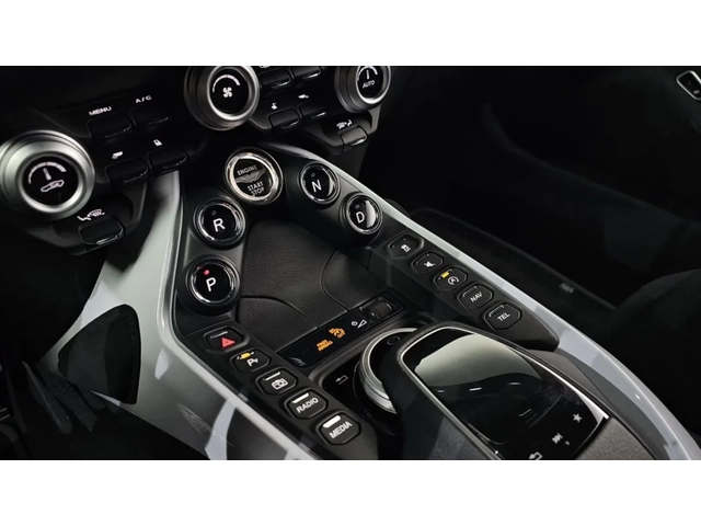Aston Martin V8 Vantage - автомобили, коли, обяви за нови и употребявани 8