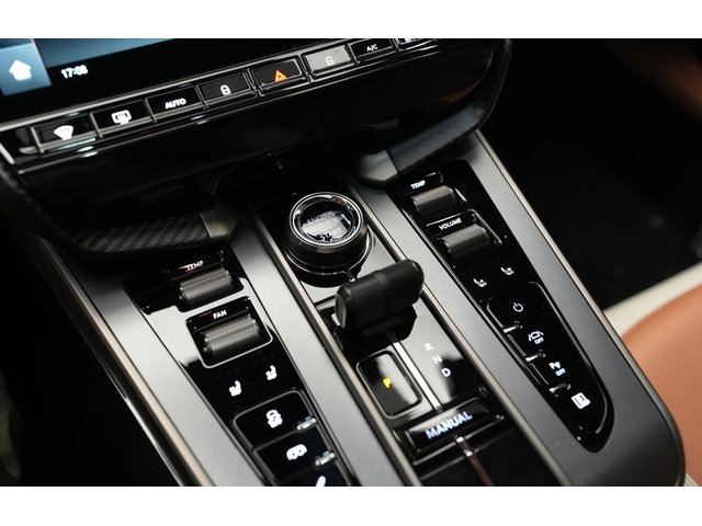 ASTON MARTIN Vanquish Vanquish III 5.2 V12 - автомобили, коли, обяви за нови и употребявани 15