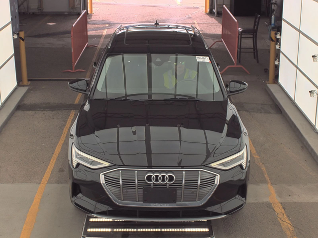 Audi E-Tron PRESTIGE* B&O* МАСАЖ* 360* LANE ASSIST* PANO* ОБДУ - автомобили, коли, обяви за нови и употребявани 1