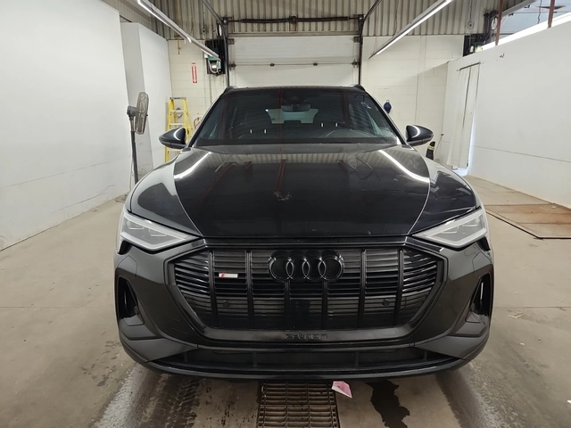 Audi E-Tron - автомобили, коли, обяви за нови и употребявани 1