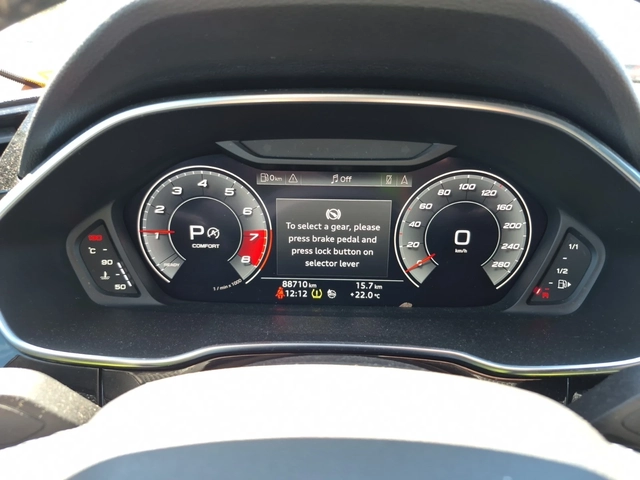 Audi Q3 TECHNIK * S LINE * QUATTRO * CARFAX * - автомобили, коли, обяви за нови и употребявани 6