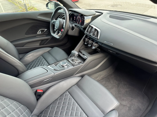 Audi R8 5.2 quattro - автомобили, коли, обяви за нови и употребявани 9