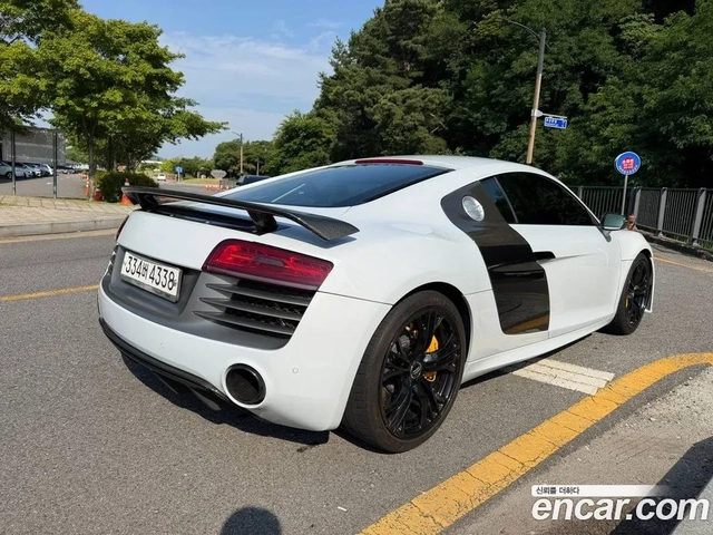 Audi R8 V10 COUPE - автомобили, коли, обяви за нови и употребявани 3