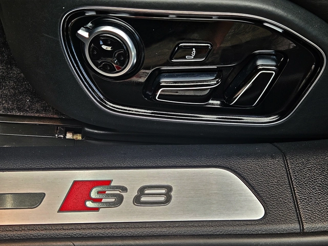 Audi S8 ! PLUS/CERAMIC/DISTR/360CAM/МАСАЖ/ОБДУХ/ВАКУУМ/LIZ - автомобили, коли, обяви за нови и употребявани 11