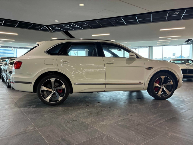 Bentley Bentayga V8 С РЕГИСТРАЦИЯ & АВТО КРЕДИТ - автомобили, коли, обяви за нови и употребявани 4