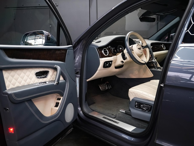 BENTLEY Bentayga Bentayga W12 - автомобили, коли, обяви за нови и употребявани 2