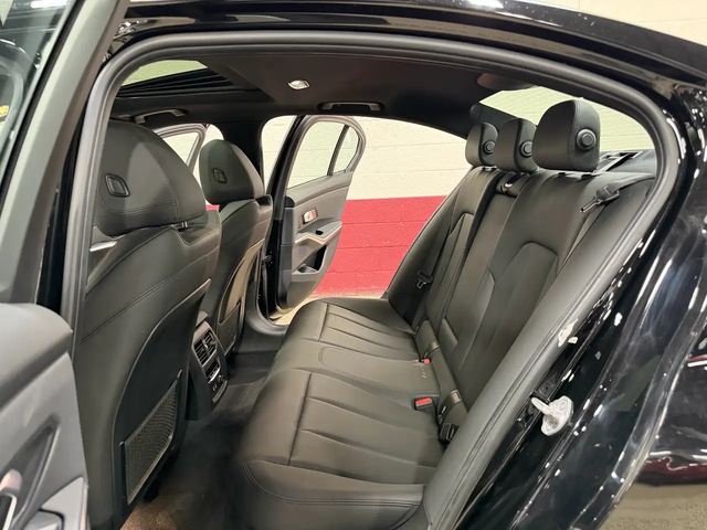 BMW 3 Series 330i xDrive - WIRELESS APPLE CARPLAY - NAVIGATION - BACKUP CAMERA - KEYLESS START - COMFORT ACCESS - BLINDSPOT ASSIST - R All Wheel Drive - автомобили, коли, обяви за нови и употребявани 9