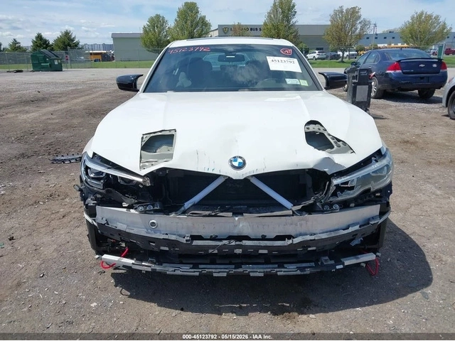 BMW 330 xDrive* LANE* DISTRO - автомобили, коли, обяви за нови и употребявани 11