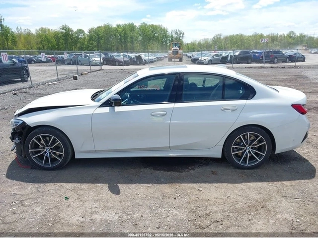 BMW 330 xDrive* LANE* DISTRO - автомобили, коли, обяви за нови и употребявани 13