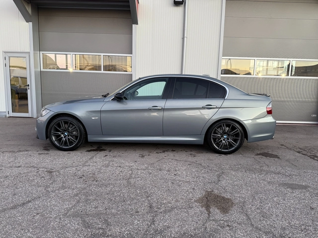 BMW 330 i M-Pack Реален пробег - автомобили, коли, обяви за нови и употребявани 1
