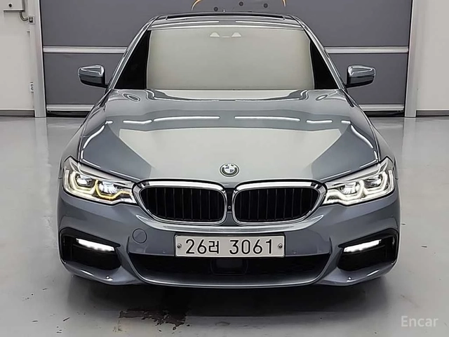 BMW 530 i M SPORT* DISTRONIC* ХЕДЪП* 360* ОБДУХВАНЕ* PANO* - автомобили, коли, обяви за нови и употребявани 1