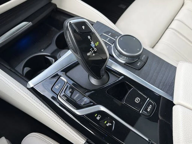 BMW 530E * xDrive * * HeadUp* AвтоКредит* (ЦЕНА ДО БГ) - автомобили, коли, обяви за нови и употребявани 14