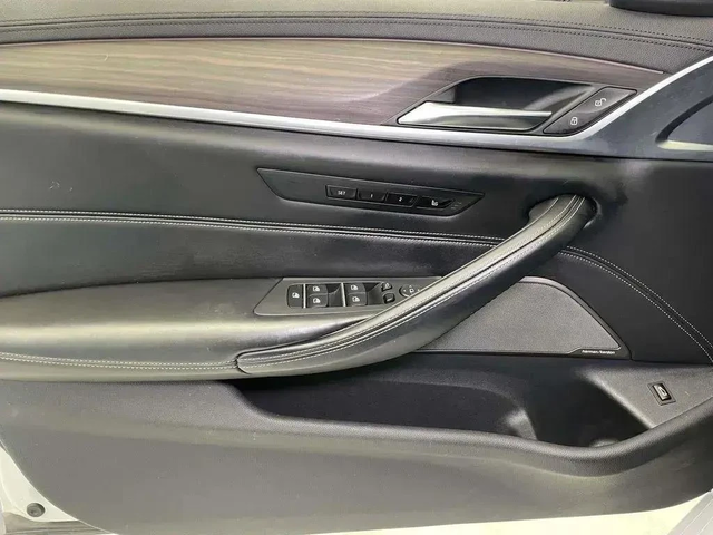 BMW 540 M-pkg* Shadow line* Soft-Close* Massage* Distronic - автомобили, коли, обяви за нови и употребявани 11