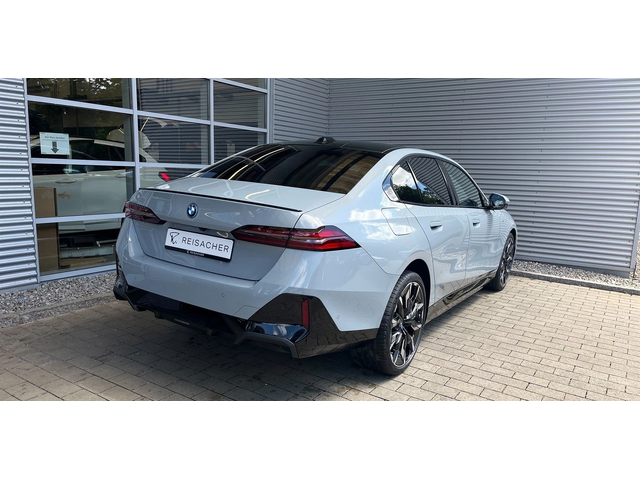 BMW 550 550e M-Sport - автомобили, коли, обяви за нови и употребявани 2