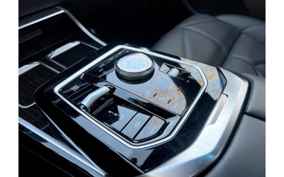 BMW 700 740d xDrive M-Sport - автомобили, коли, обяви за нови и употребявани 6
