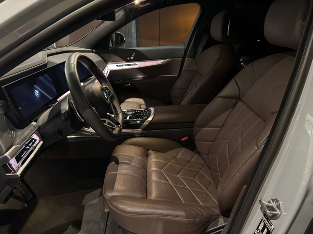 BMW 740 d xDrive M pro TV - автомобили, коли, обяви за нови и употребявани 4