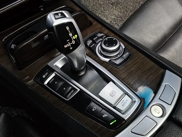 BMW 740 i - автомобили, коли, обяви за нови и употребявани 8