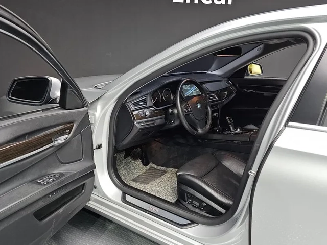 BMW 740 Li - автомобили, коли, обяви за нови и употребявани 9