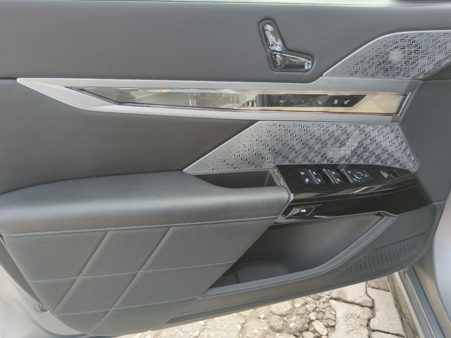 BMW 740 X Drive - автомобили, коли, обяви за нови и употребявани 5