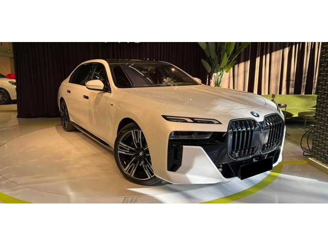 BMW 740d 740d xDrive M-Sport Pack - автомобили, коли, обяви за нови и употребявани 0