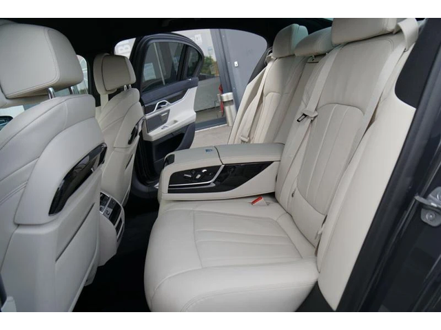 BMW 750 i xDrive M Sport - автомобили, коли, обяви за нови и употребявани 11