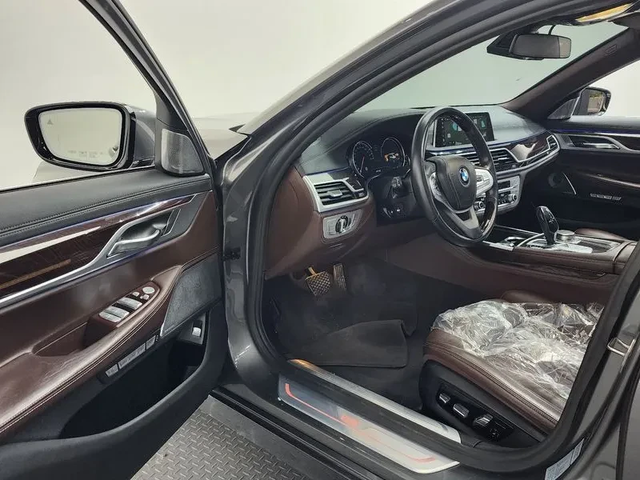 BMW 750 Li xDrive Premium - автомобили, коли, обяви за нови и употребявани 9