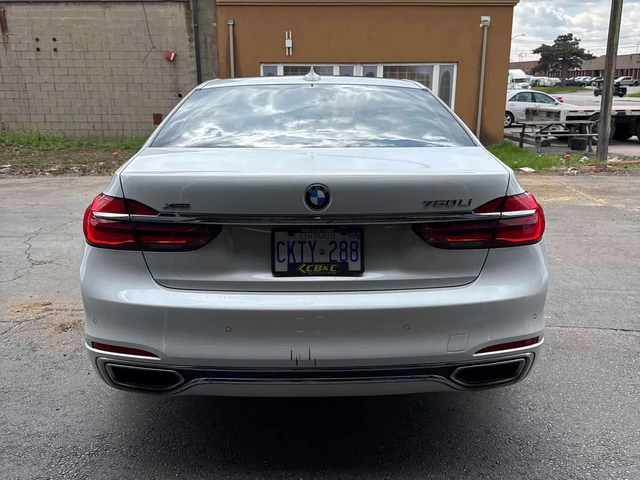 BMW 750 * XDRIVE * ТЕЛЕВИЗОРИ * 360 * ДИСТРОНИК * ОБДУХВАН - автомобили, коли, обяви за нови и употребявани 3