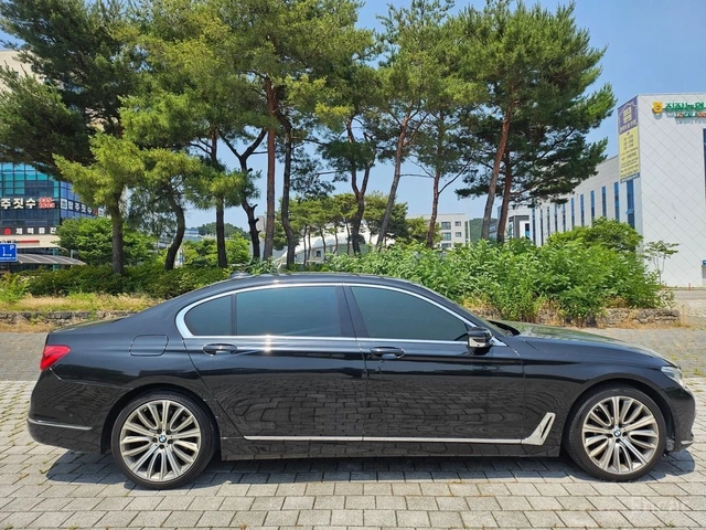 BMW 750 Li xDrive* FULL* DISTRONIC* МАСАЖ* BOWERS* 360* TV - автомобили, коли, обяви за нови и употребявани 3