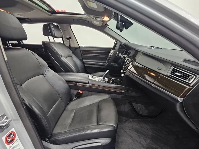 BMW 750 Li xDrive - автомобили, коли, обяви за нови и употребявани 9